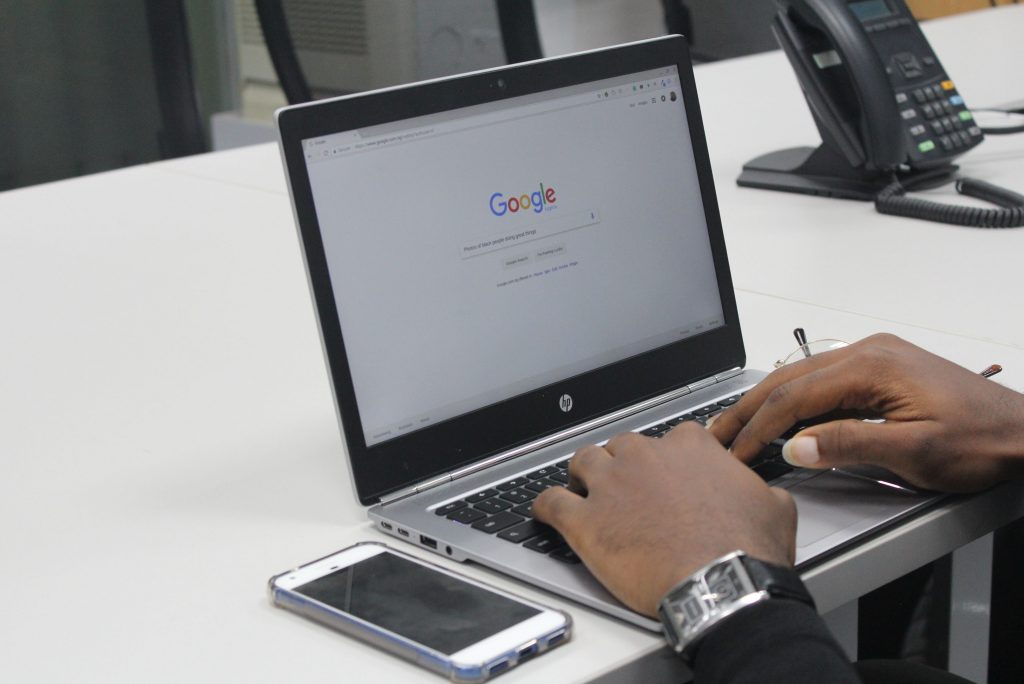 Une personne qui tape sur le clavier de son ordinateur