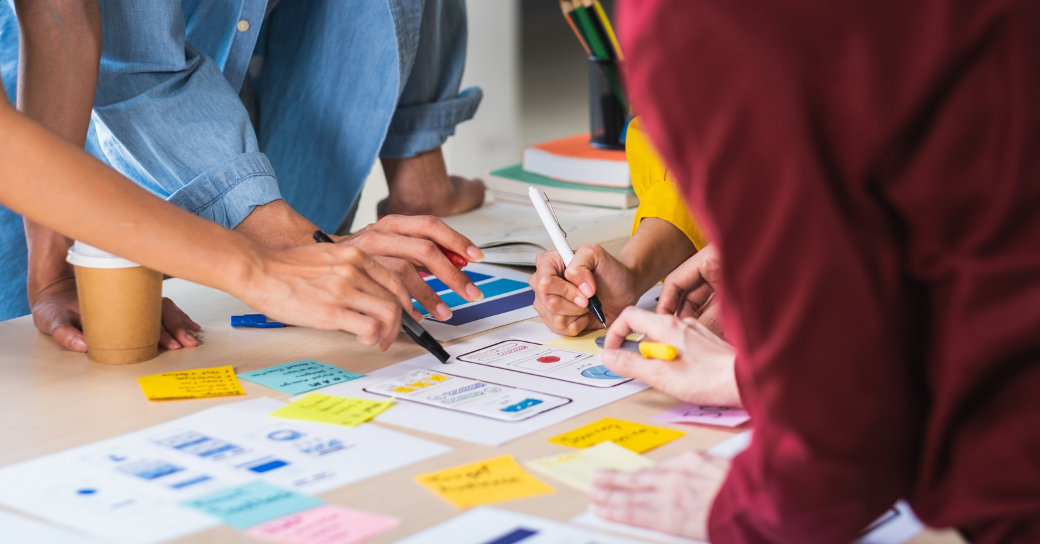 Des personnes avec des crayons dans les mains