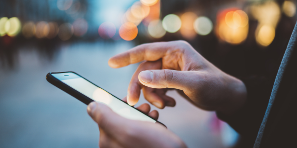 Une personne clique sur son téléphone