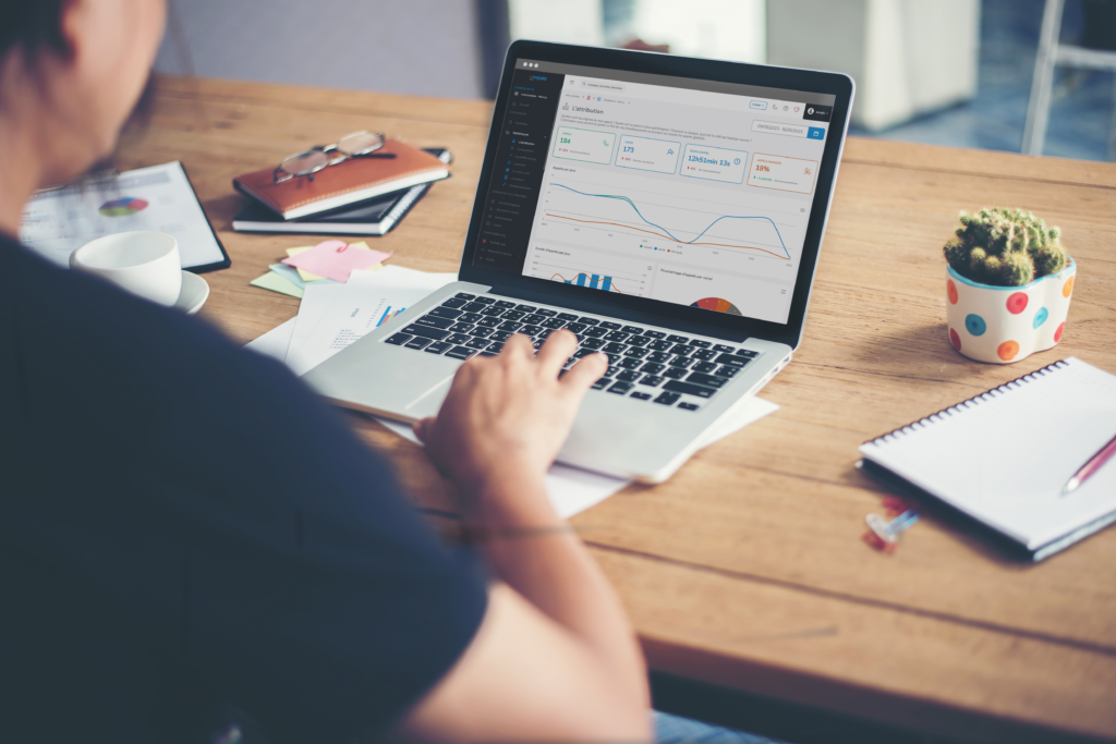 Une femme qui utilise le clavier d&#039;un ordinateur