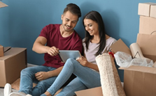 Un homme et une femme qui regardent une tablette numérique.