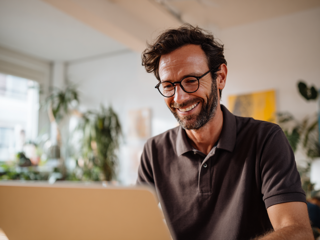 Un homme qui regarde son ordinateur